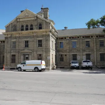 Vaughan Street Jails' façade with a pavilion and rows pilaster and windows.