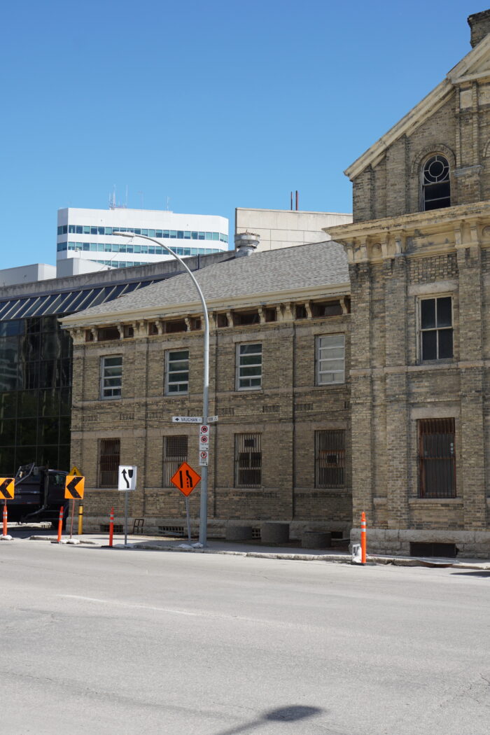 Side of the façade where there are two levels of windows, the first with iron bars.