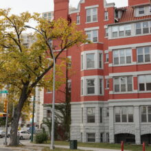 Image 1: Facade of the Roslyn Court Apartments facing Roslyn Road