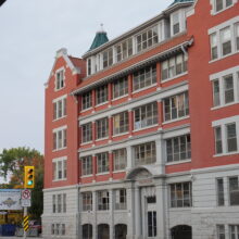 Image 2: Facade of the Roslyn Court Apartments facing Osborne Street