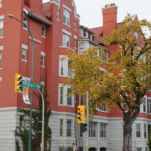 Image 3: Facade of the Roslyn Court Apartments facing Roslyn Road viewed from an angle from the corner of Roslyn and Osborne