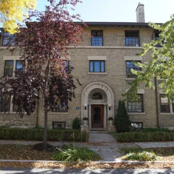 La façade avant des appartements Wardlaw avec des arbres partiellement masquant la façade.