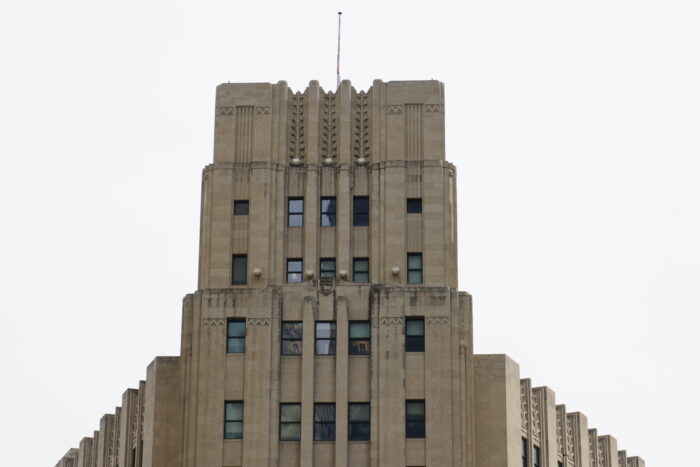 Ornementation en haut de la façade au-dessus de l'entrée principale du bâtiment fédéral.  