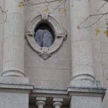 Image 7: Decorative medallion between upper columns