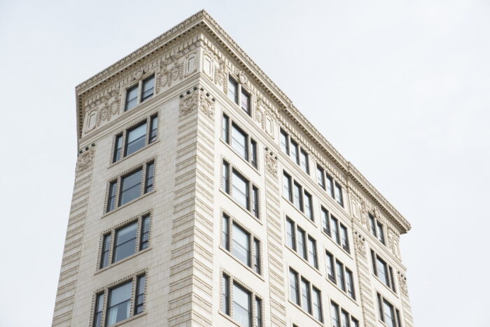 Regardant le coin du bâtiment Lindsay présentant des détails architecturaux décoratifs sur les murs extérieurs  