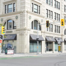 Image 1 : Façade du bâtiment Lindsay vue depuis le coin de Garry Street et Ellice Avenue  