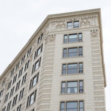 Image 3 : Regardant la façade du bâtiment Lindsay depuis le coin de Ellice Avenue et Notre Dame Avenue  