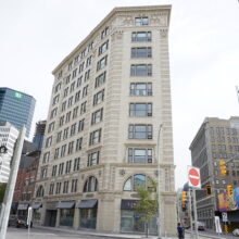 Image 4 : Regardant la façade du bâtiment Lindsay depuis le coin de Ellice Avenue et Notre Dame Avenue depuis le niveau de la rue  