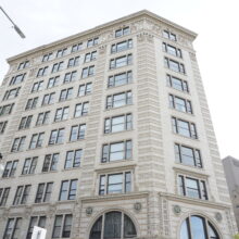 Image 5 : Regardant la façade du bâtiment Lindsay depuis Notre Dame Avenue au niveau de la rue  