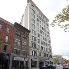 Image 10 : Façade du bâtiment Lindsay depuis un angle au niveau de la rue à l'angle de Albert Street et Notre Dame Avenue  